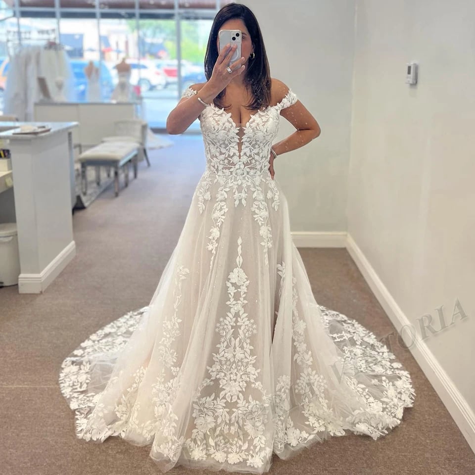 VIKTORIA Atraktivní svatební šaty s výstřihem do V pro ženy, áčkový střih, odhalená ramena, šněrování, krajka, aplikace, skladaná vlečka