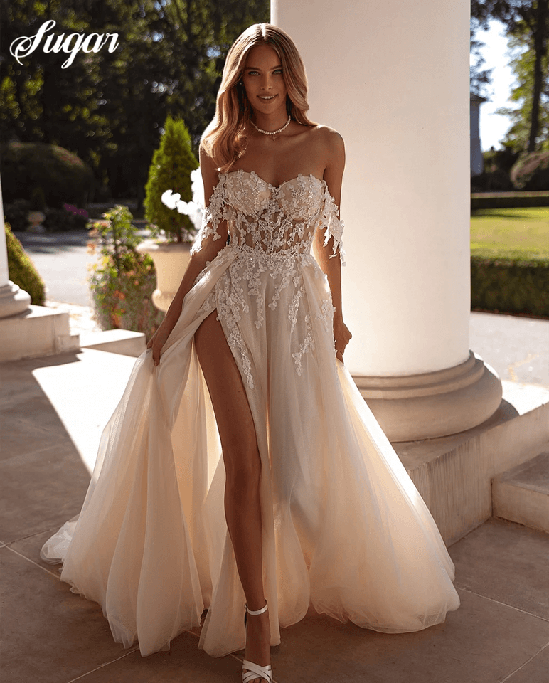 Luxusní nevěstiny šaty 2025 Sladké odhalené ramena s vysokým rozparkem a korzetem, svatební šaty s krajkovou aplikací, boho svatební šaty na míru