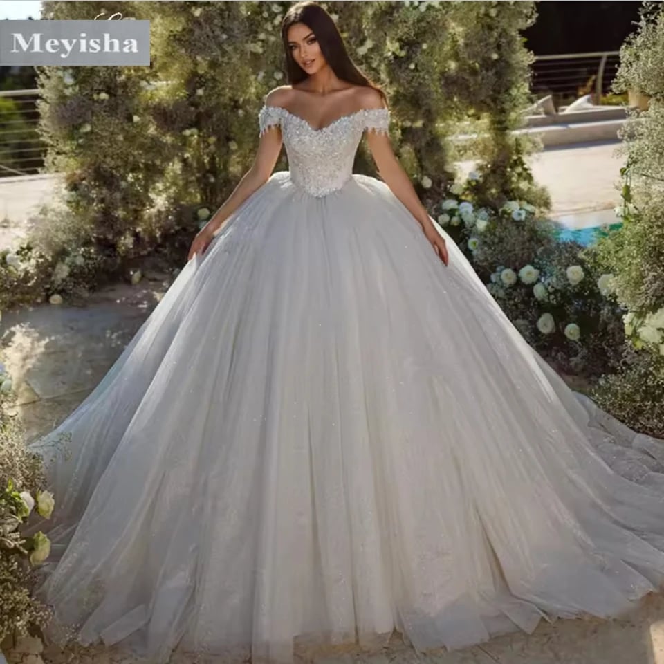 Svatební šaty s odhalenými rameny, flitry, aplikacemi, dvorní vlečkou, tylem a srdíčkem