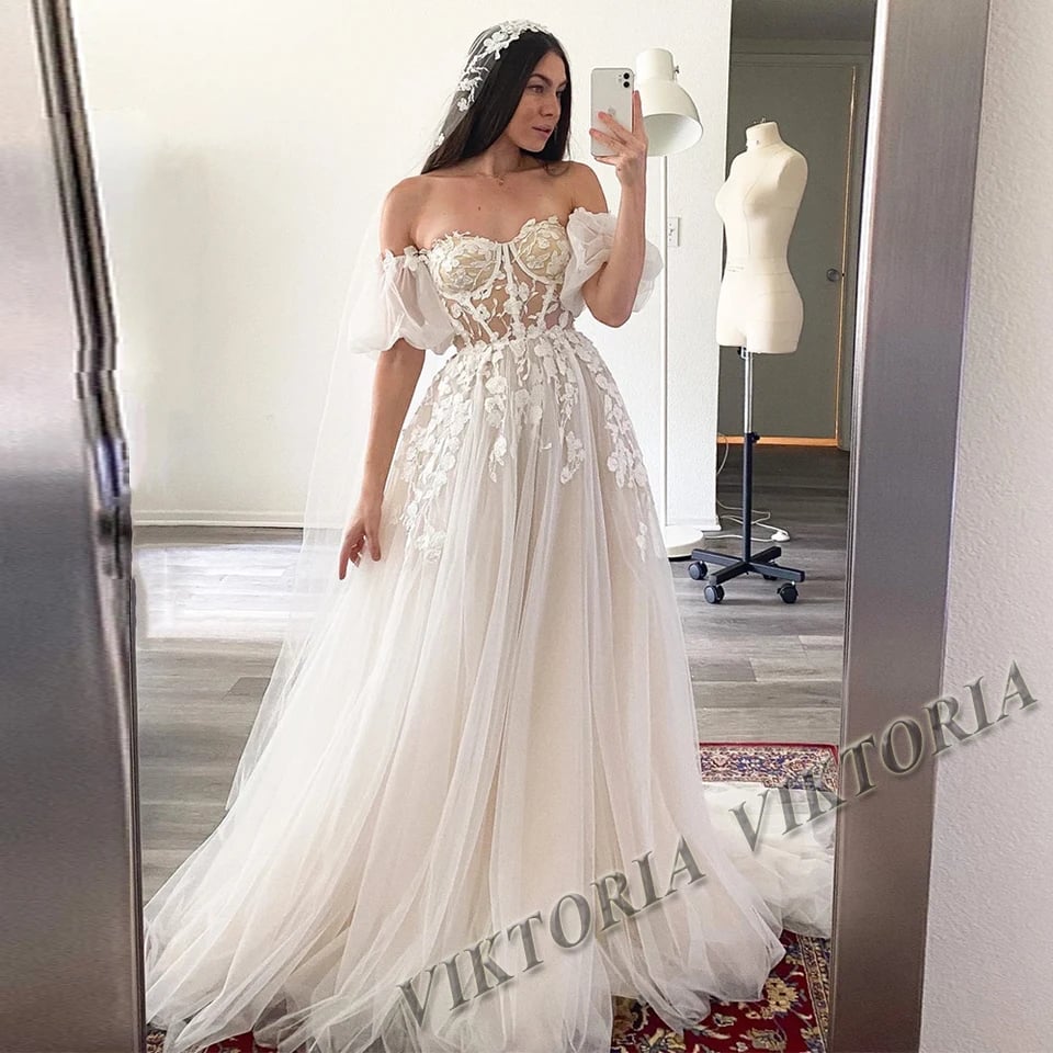 Svatební šaty Áčkového střihu, výstřih se srdíčkem, šněrování na zádech, rukávy s lanternami, velikost na míru