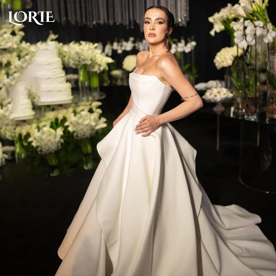 Elegantní plážové svatební šaty bez ramínek s odhalenými zády a srdíčkem v bílém