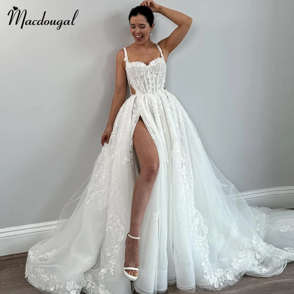 Klasické svatební šaty s krajkovými aplikacemi a odhalenými zády, špagetovými ramínky a rozparkem