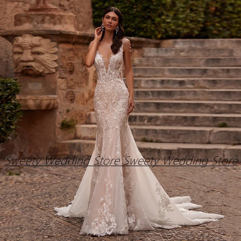 Svatební šaty s flitrovanou krajkou a otevřenými zády, svatební šaty s perlami a vlečkou v barvě mořské panny