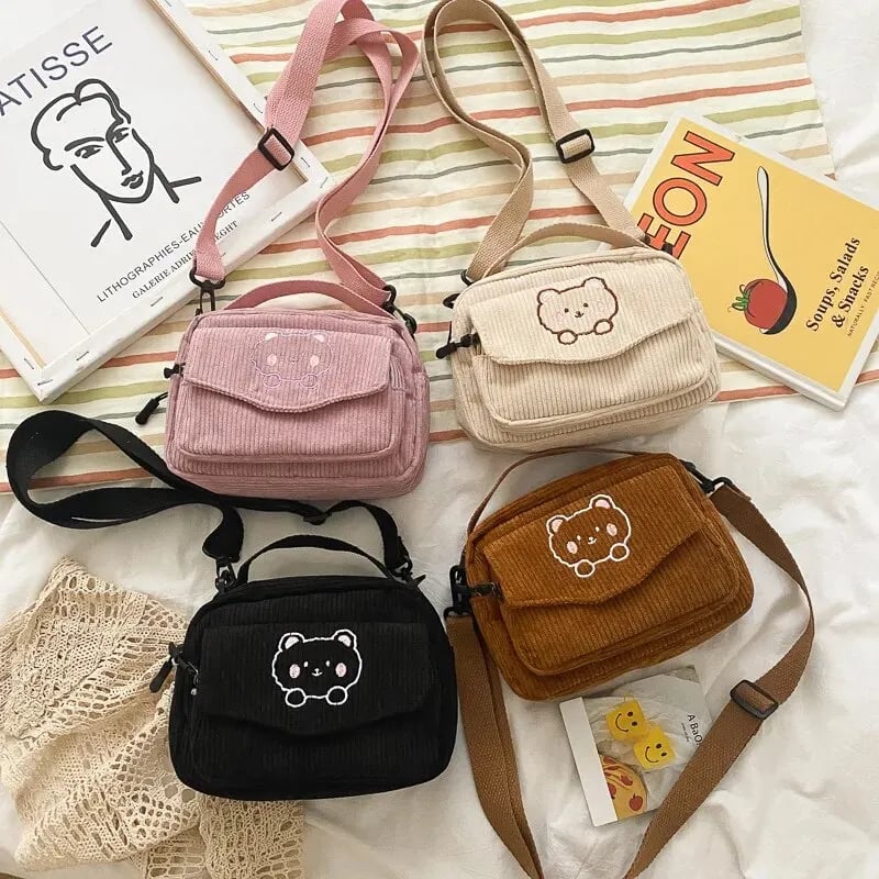 Dámská crossbody taška s vyšívaným medvídkem - korduroy kabelka přes rameno