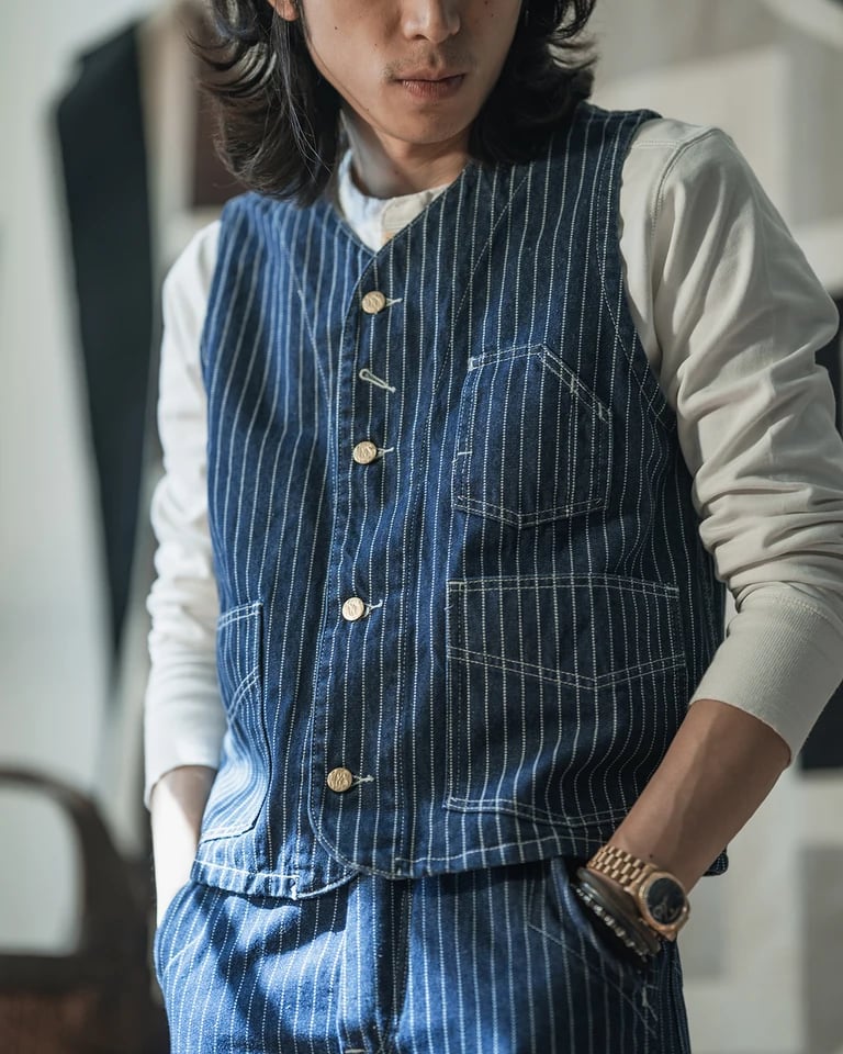 Pánská pracovní vesta ve vintage stylu 30. let s pruhy a třemi kapsami