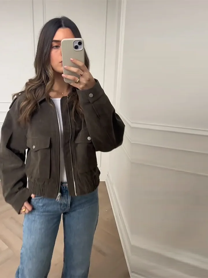 Dámská semišová krátká bunda s límcem a kapsami - módní podzimní styl 2025